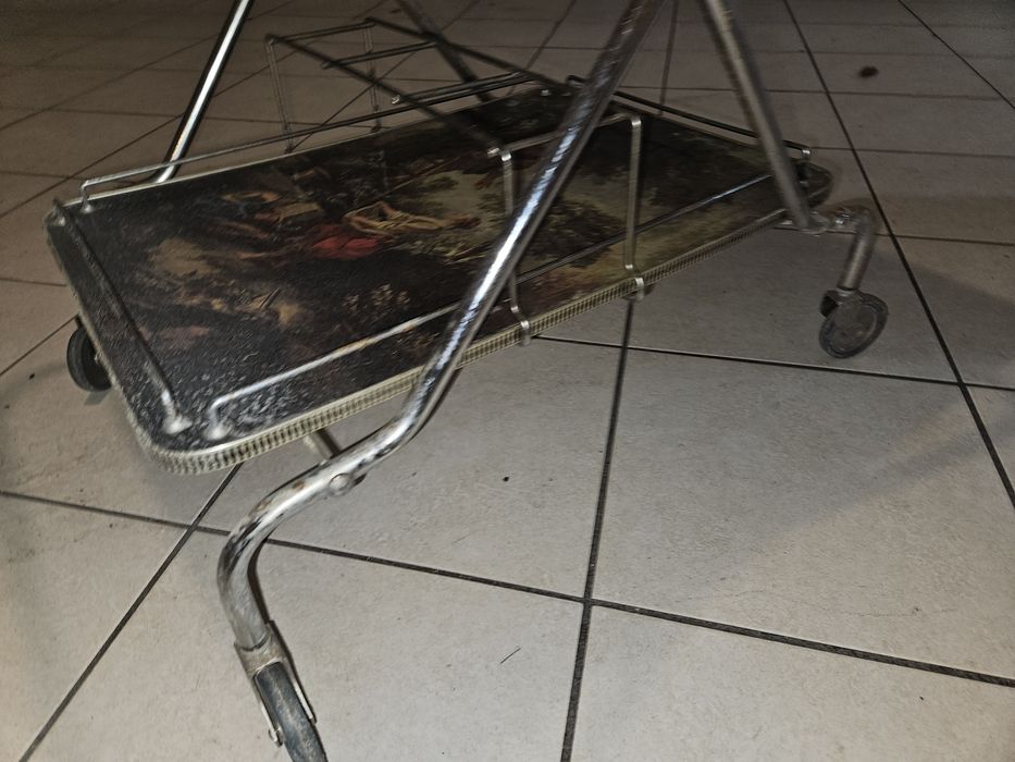 Carrinho de chá antigo - Cena galante