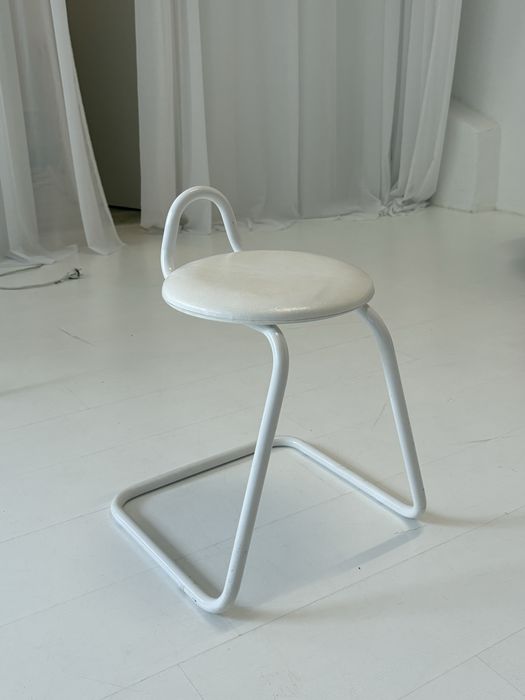 taboret metalowy ze skórzanym siedziskiem