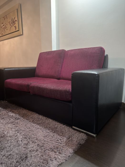 Sofas de tecido com banco em pele e pes de inox