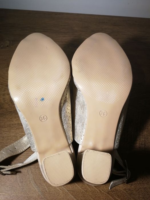 Skórzane błyszczące złote sandałki na słupku