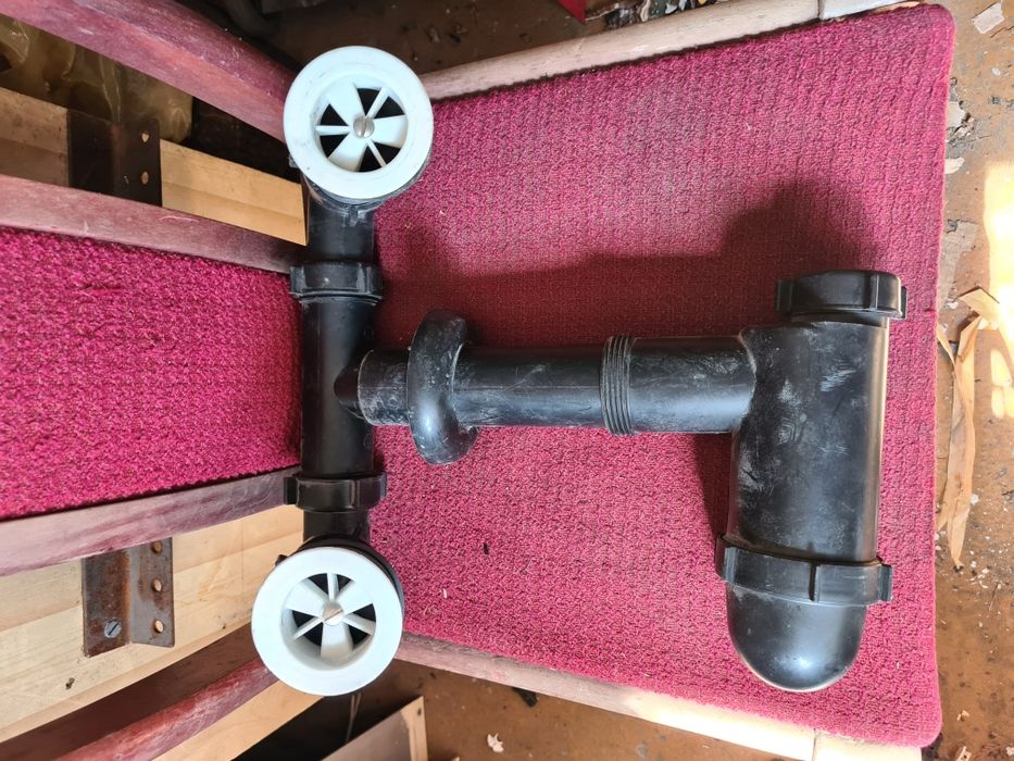 Stary plastikowy syfon z dawnych lat nieużywany