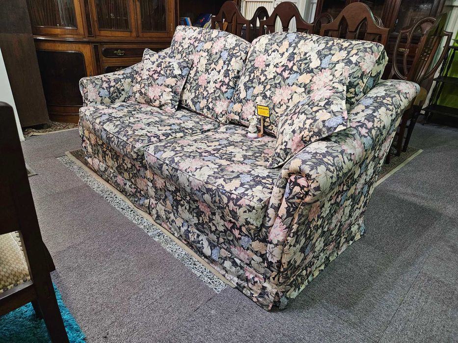 Sofá cama - sem qualquer zona rasgada ou danificada