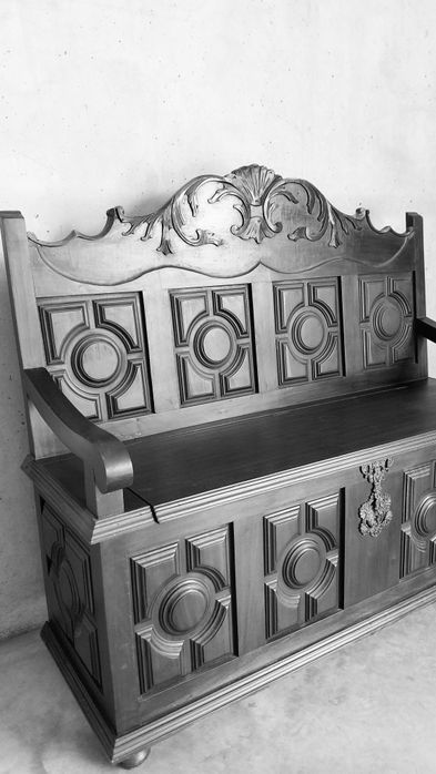 Bau em madeira maciça.