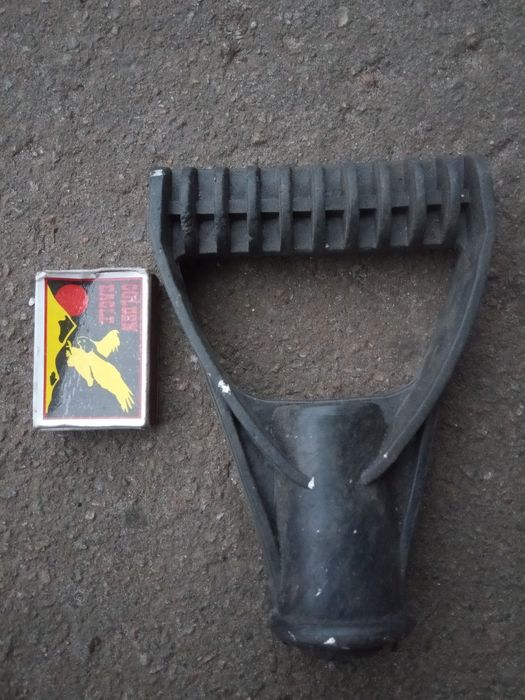 Ручка на снеговую лопату.