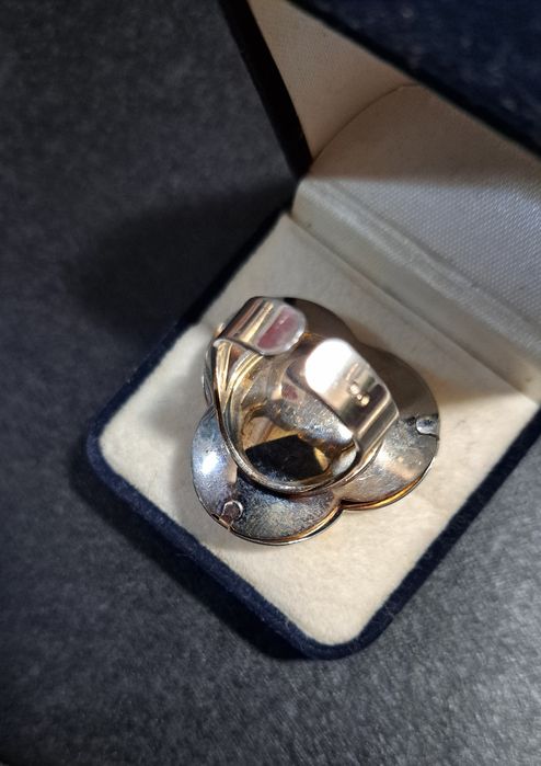 Aneis em prata contrastada.