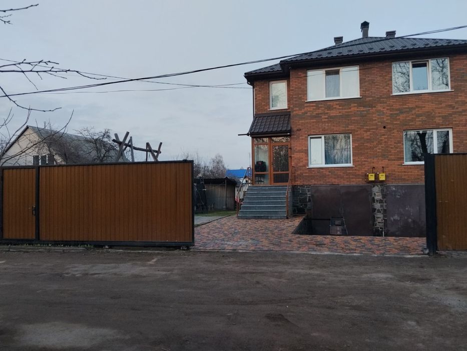 Продається частина будинку  з підвалом, 2 поверхи, 3 кімнати, 2 санвуз