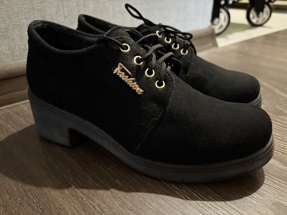 Замшеві туфлі на шнурівці