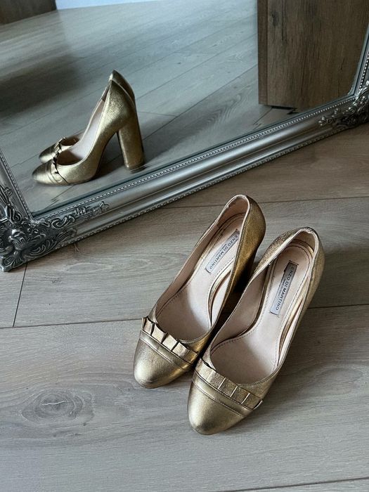 Пудрова сукня з туфлями і сумочкою