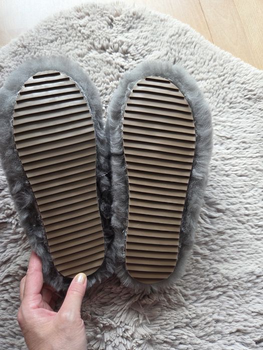 Szare UGG kapcie 37