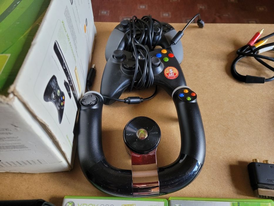 Sprzedam xboxa 360 z 2 padami kierownicą  I grami