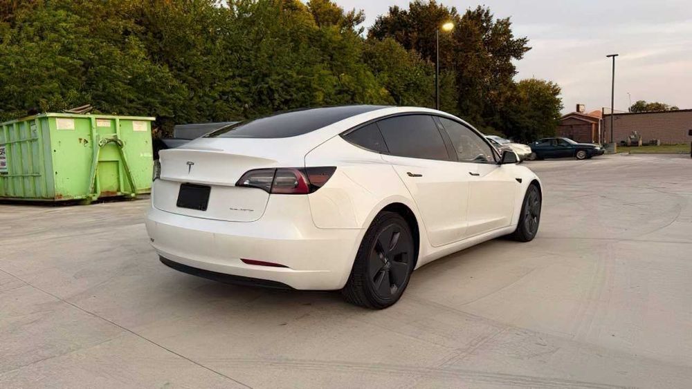 Tesla Model 3 Long Range      2022