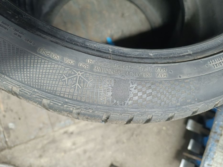275/40 R21 , 305/35 R21 Continental.