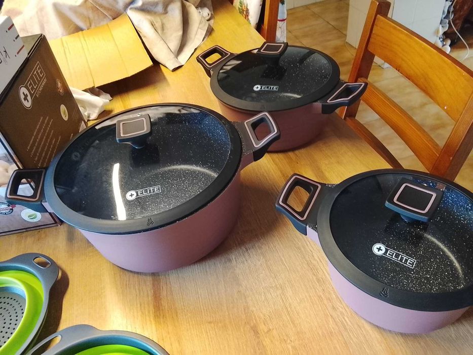 Super promoção na compra de um conjunto de panelas os utensílios de cozinha são oferta.