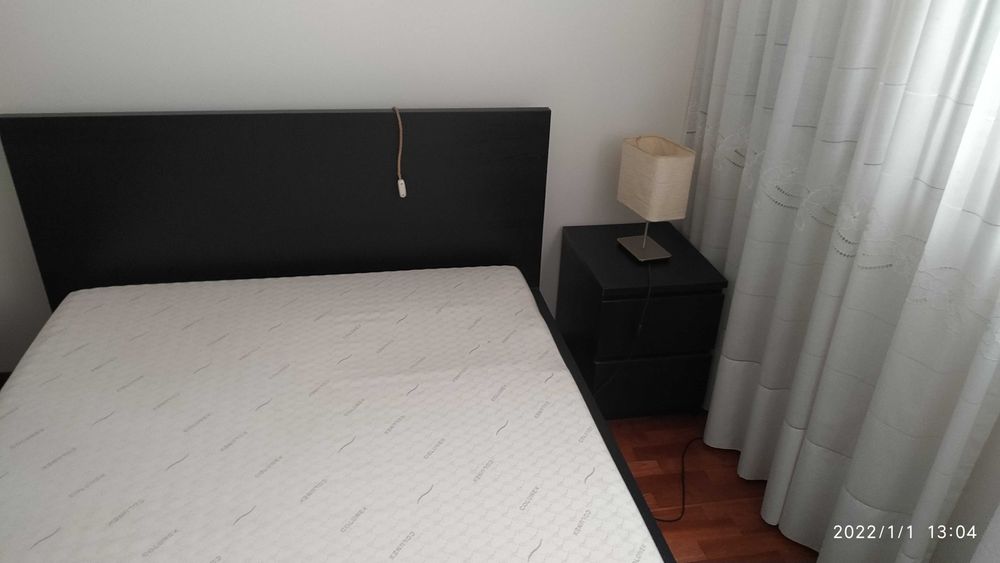 Mobília impecável de quarto.