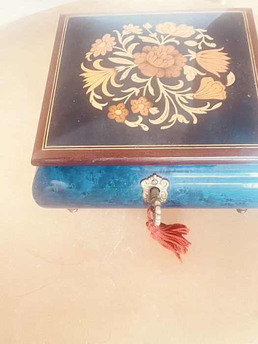 Porta-Joias Musical Forrado em Veludo Vermelho – Feito na Itália