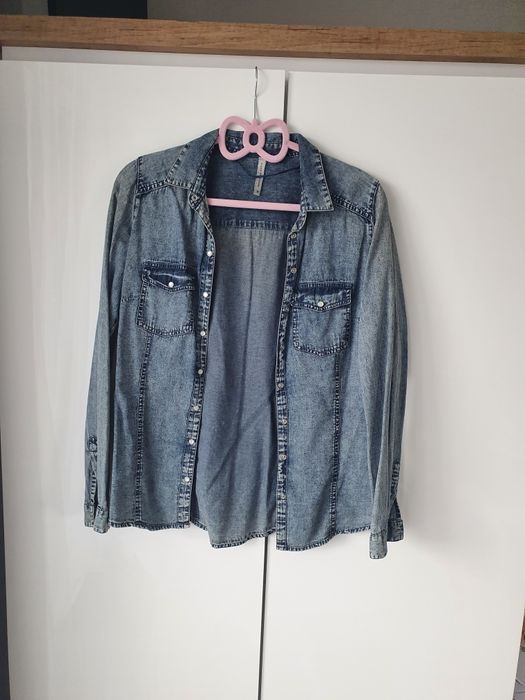 Jeansowa koszula Reserved  z ozdobnymi perłowymi guziczkami.