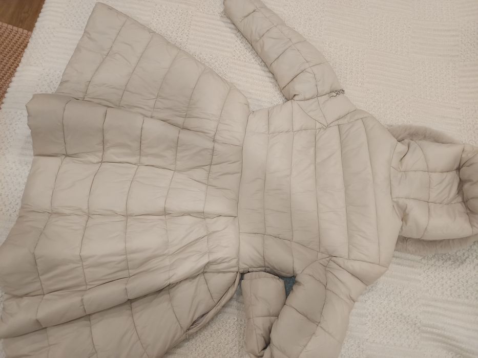 Quispo beje/creme e carapuço de pêlo