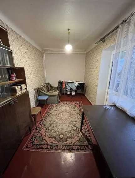 В центрі міста продається двокімнатна квартира !