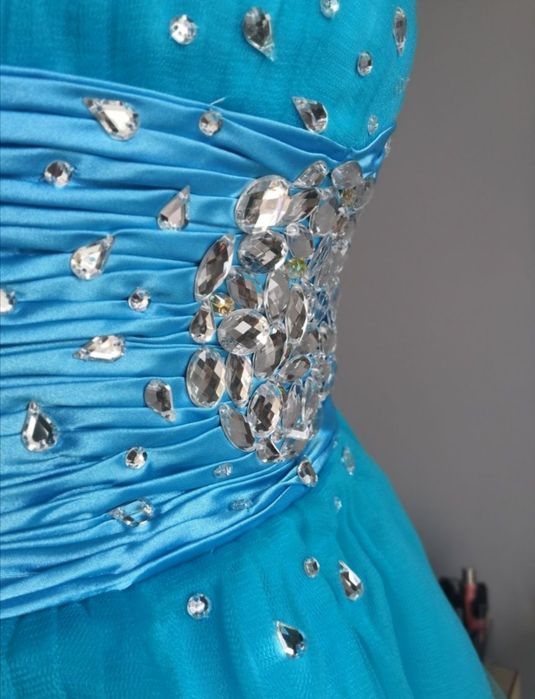 Asos niebieska rozkloszowana tiulowa sukienka z koralikami studniówka.