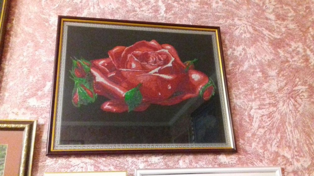 Картина вишита зрестиком роза троянда на черной канве