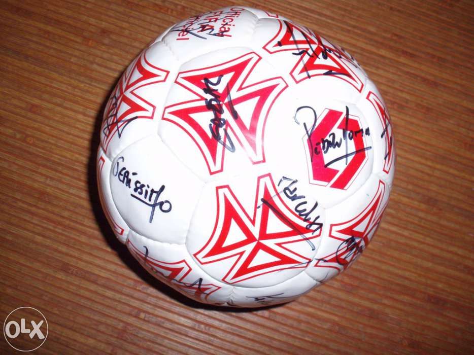 Bola oficial assinada por eusebio e equipa do benfica 94/95