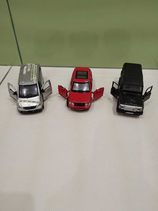 Модели машинок автомобилей 1:43 машин из металла двери открываются