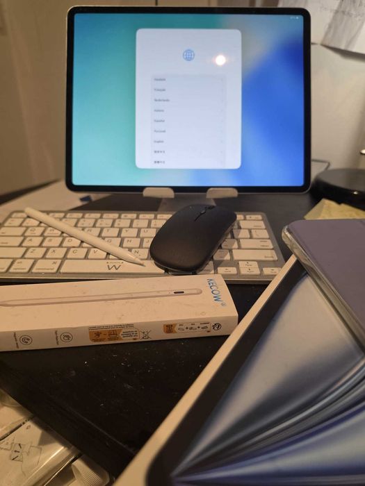 IPad air 13 M2 256 like new, Rarely used, w box and acessories