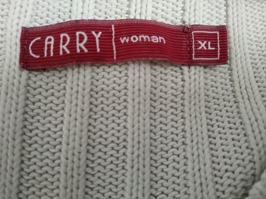 Biało-pastelowy pulower marki Carry