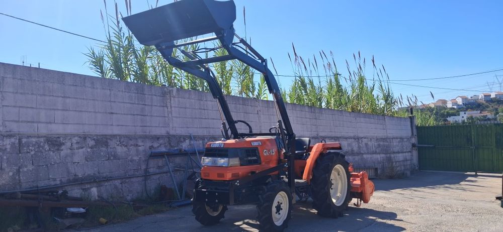 Tratror kubota com carregador frotal