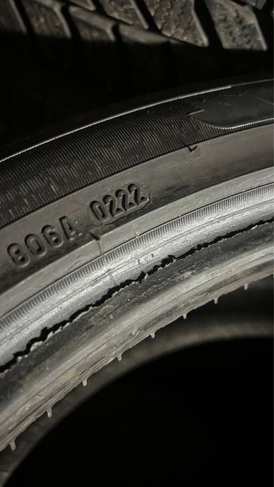 Пара зимової гуми 275/35/22