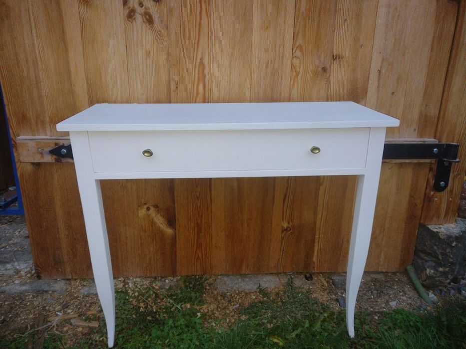 Biała konsola drewniana