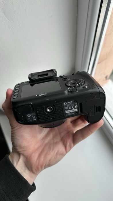 Canon 7D + Canon 50mm f1.8 + Canon Speedlite 600EX-RT + Youngnuo YN622C ii