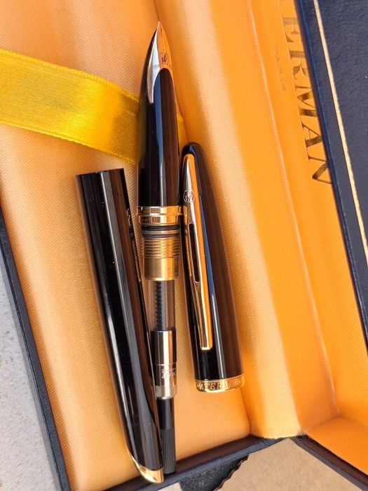Caneta tinteiro Waterman Carene preta e dourado