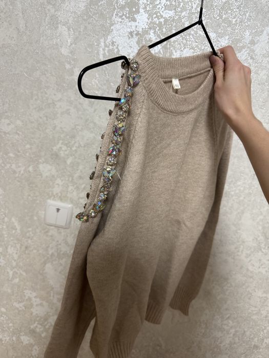 Бежевий светр з камінням
