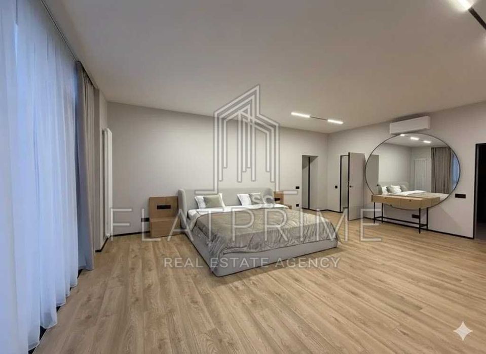 Розкішний маєток з виходом до води Riviera Village