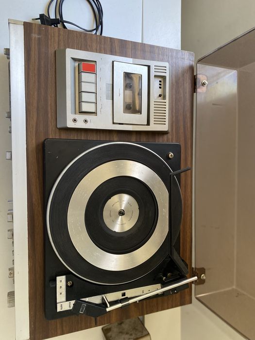 Gira Discos com rádio, leitor e gravador