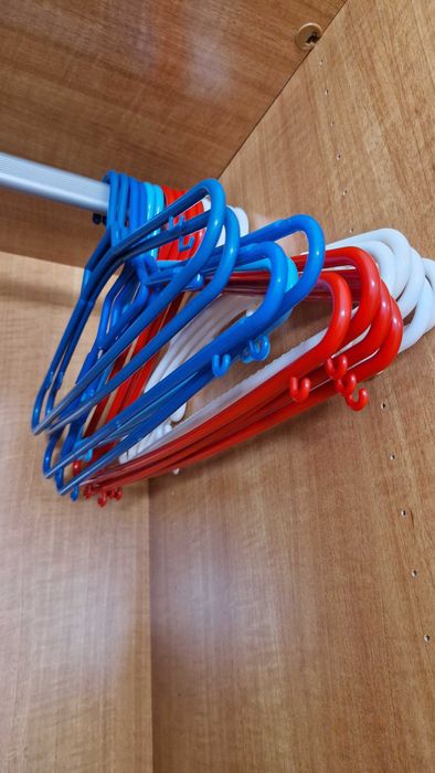 Conjunto 14 cabides cores diversas de plástico