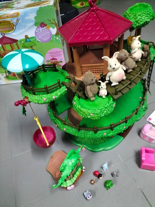 Camomille casa na arvore e casa encantada no bosque com acessórios.