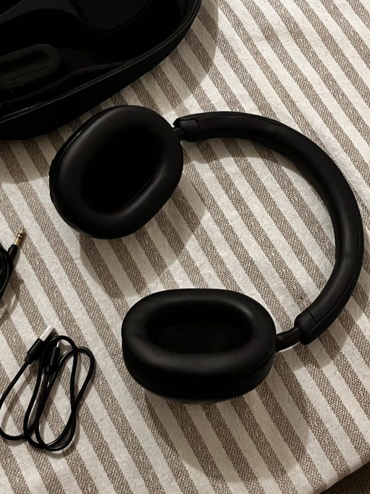 Fones Sony WH-1000XM5 com bolsa e cabos