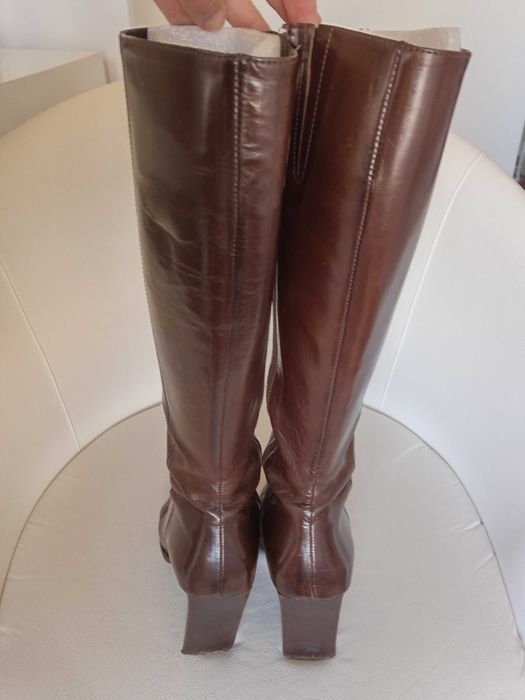 Botas castanhas de cano e salto alto em pele