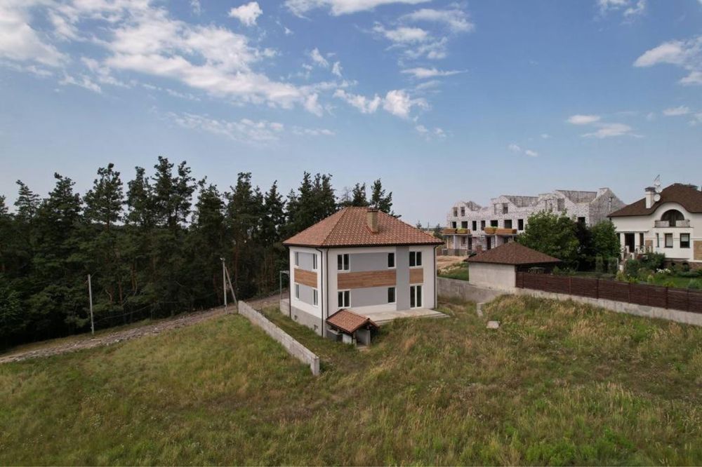 Продаж будинку  261 м2 , Лесники, р-н Стежки, є укриття