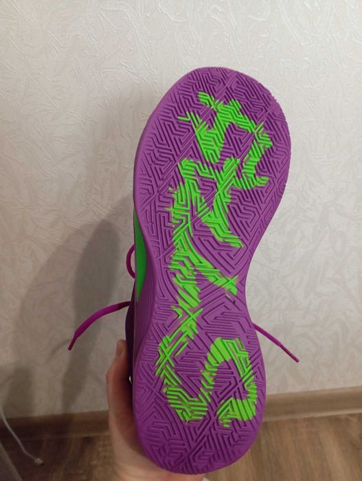 Продам кросівки нові