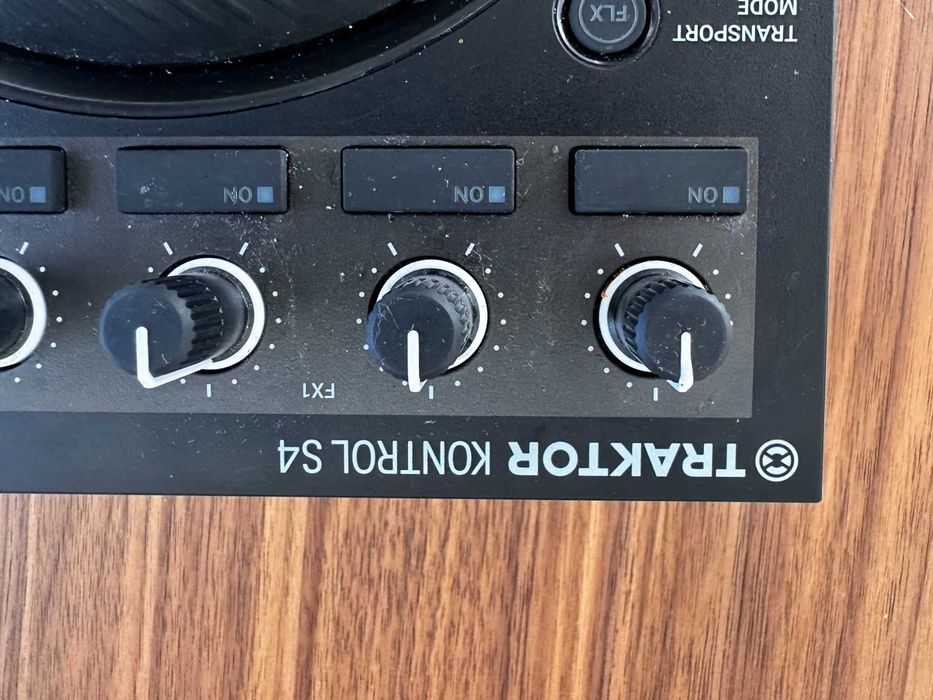 Traktor S4 MK3 DJ Controller + flight case