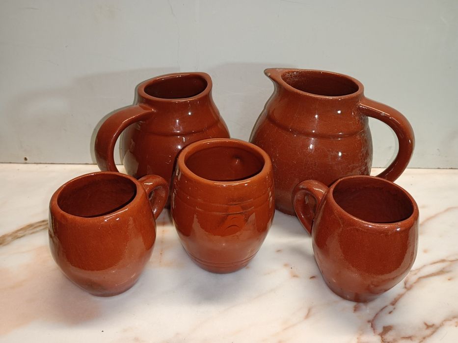 Cinco canecas em barro antigas perfeitas para uma decoração rústica
