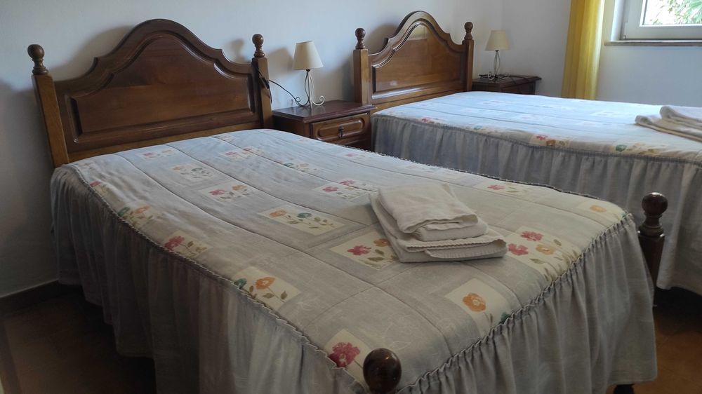 Cama individual em madeira maciça