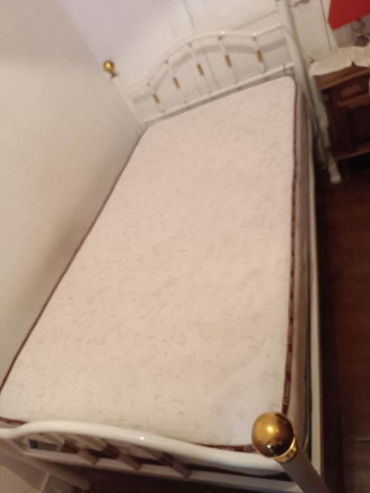 Cama em ferro com estrado e colchão