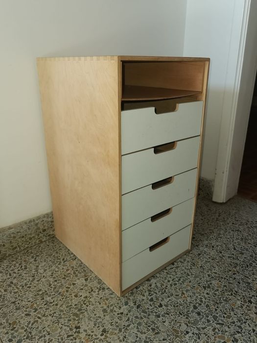 Móvel de arrumação com gavetas