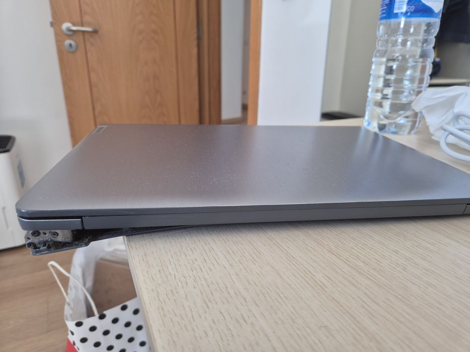 Portátil Lenovo Ultrafino Ideapad3 AMD Ryzen 7 5700u 8GB RAM  256GB SSD W11 15,6"