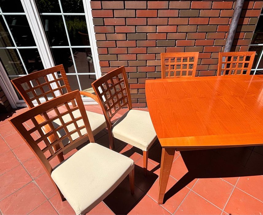 Stół lite drewno z krzesłami do salonu