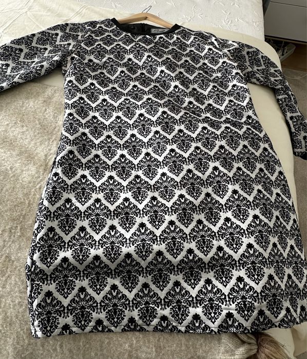Vestido em malha fina, com padrao de cores lindo.